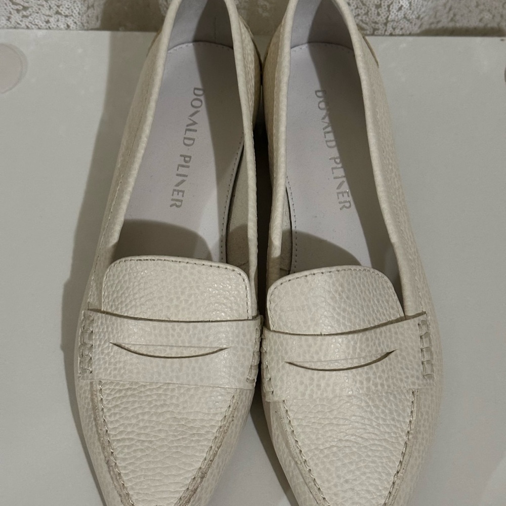 DONALD J. PLINER Cream Flats with Moccasin Toe